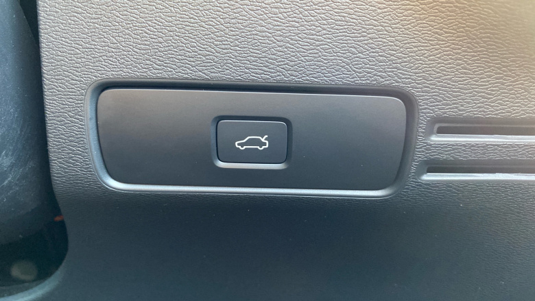 Volvo XC40 2.0 B4P Plus Dark 5dr Auto Petrol Estate